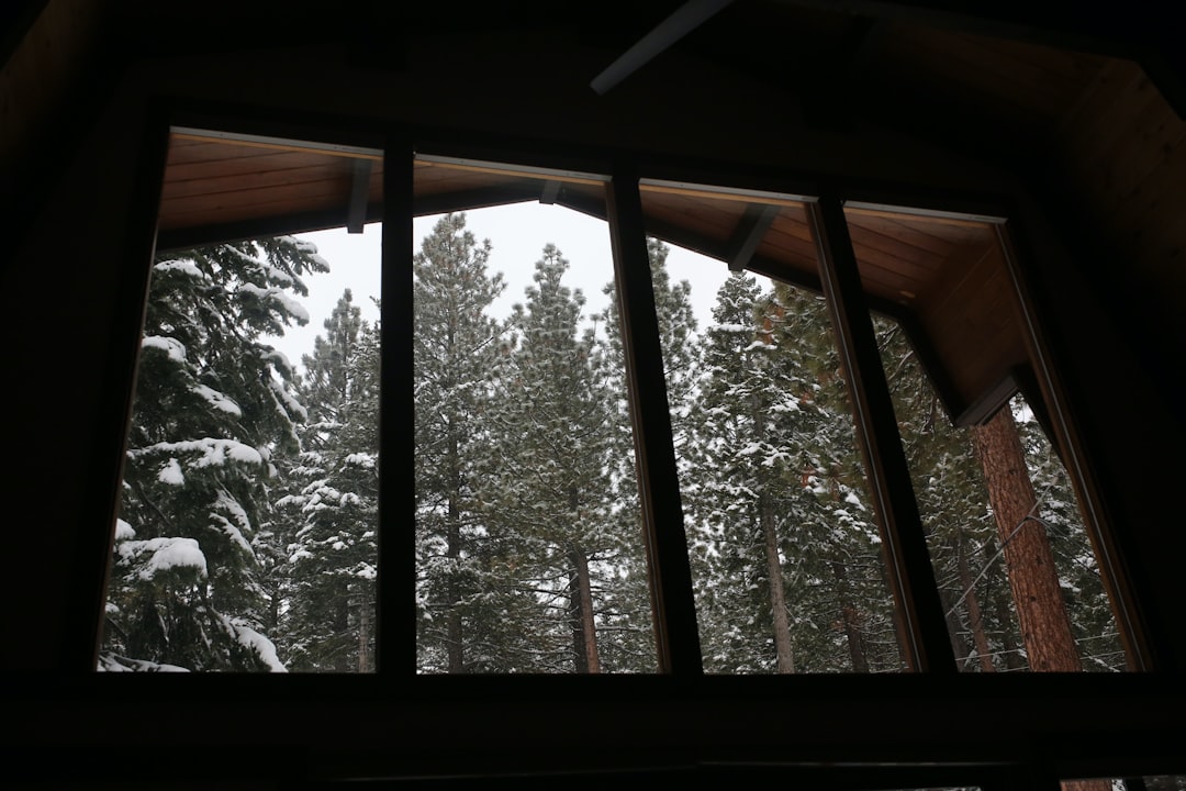 Jak konserwować parapety drewniane zimą? Praktyczne porady dla każdego